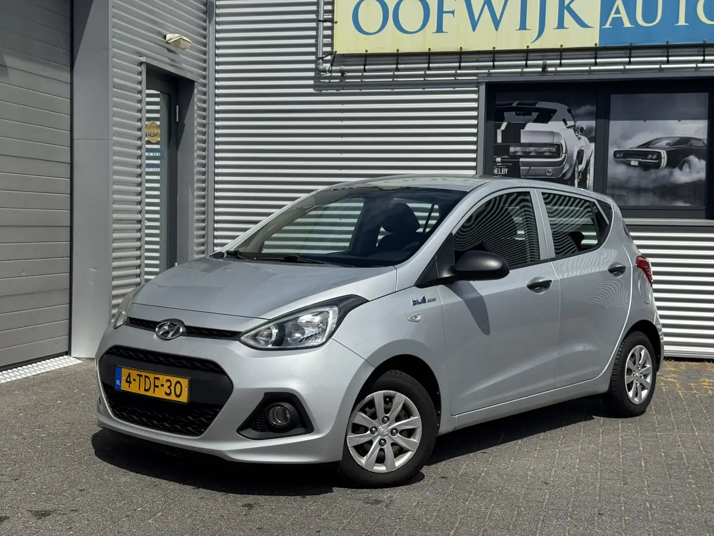 Hyundai i10 1.0i i-Motion Clima NAP Grijs - 1