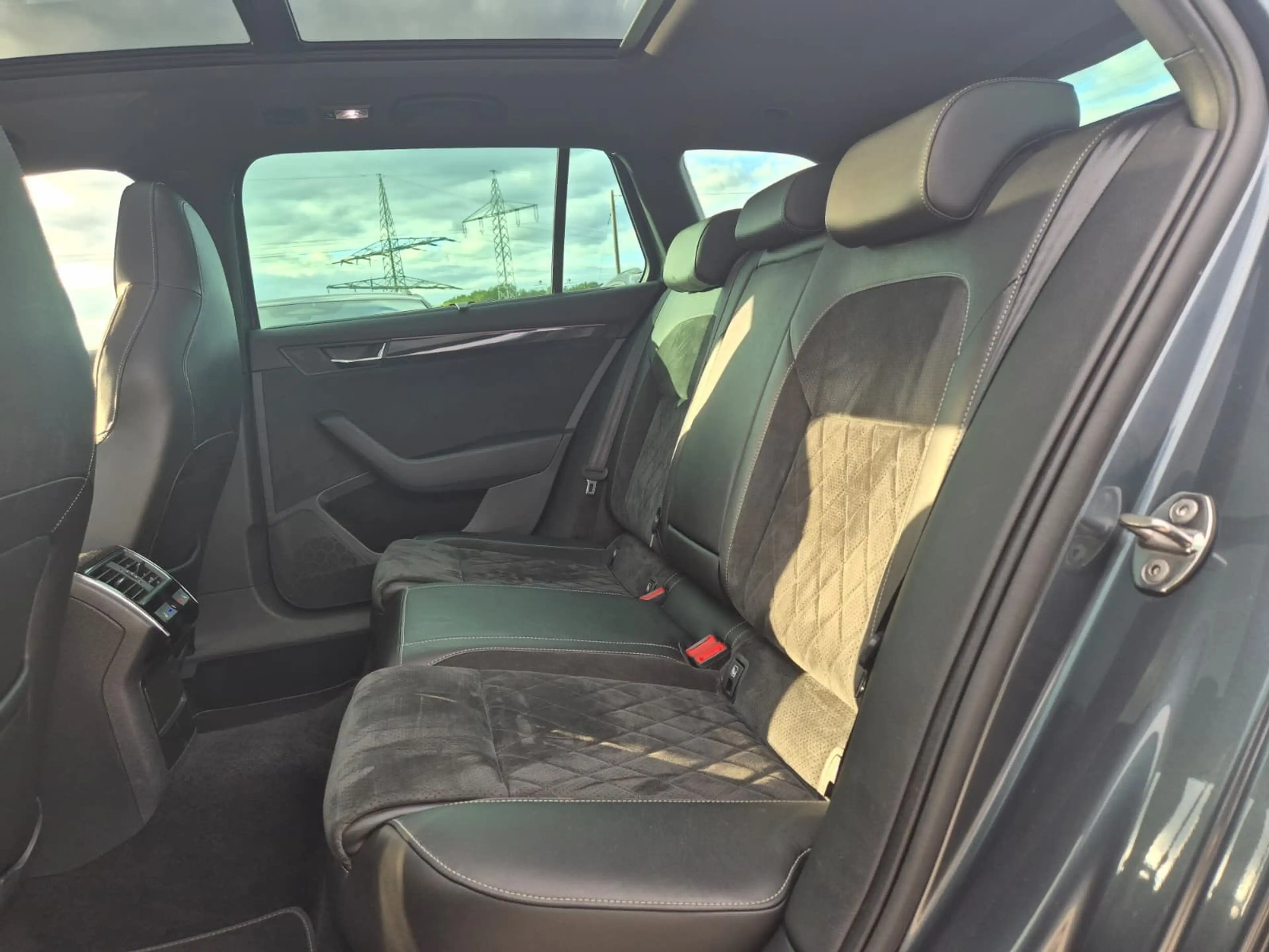Skoda Superb 2.0 TDI Sportline 4x4 PANO*STHZ*ACC*AHK — photo 14