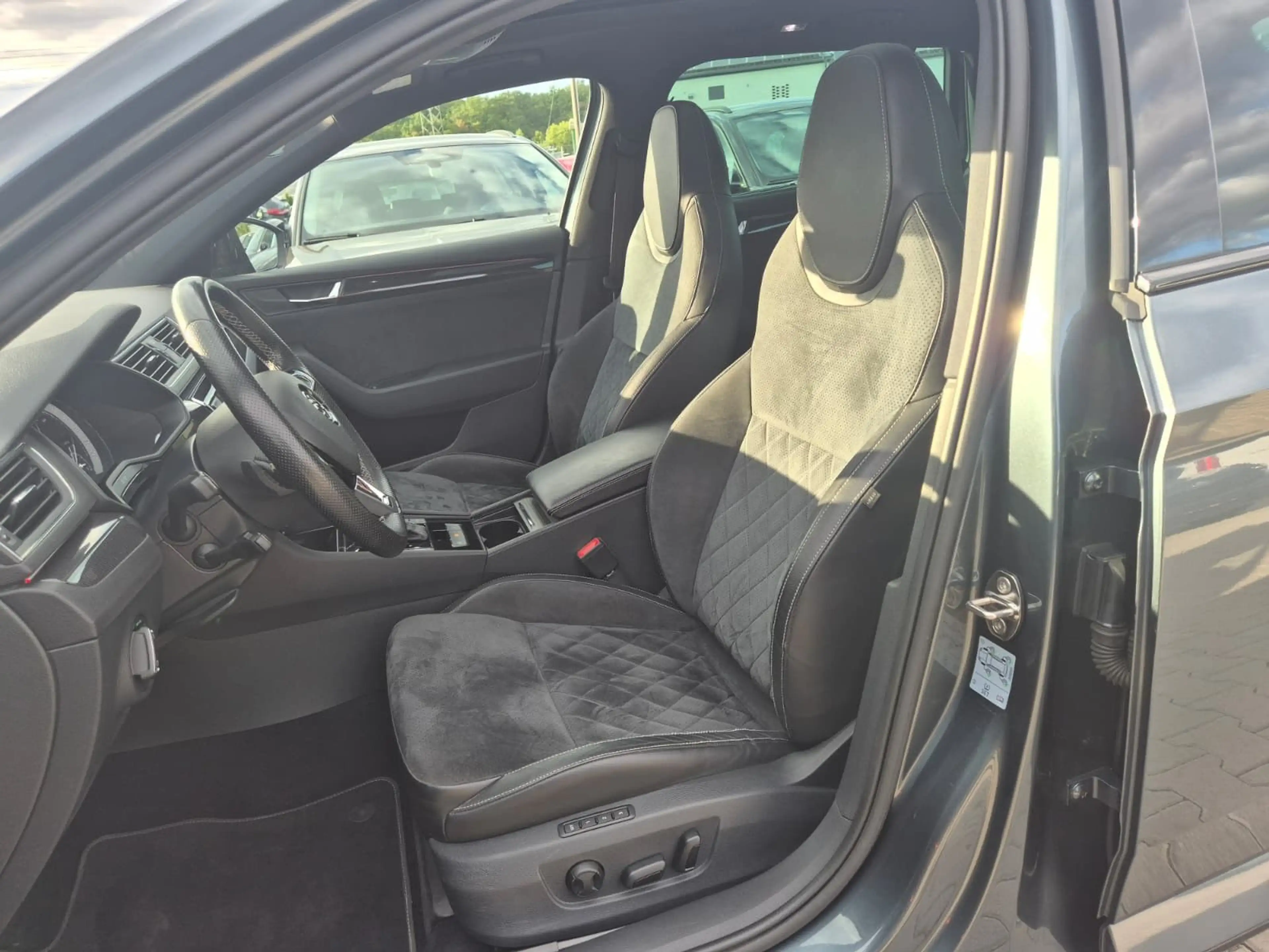 Skoda Superb 2.0 TDI Sportline 4x4 PANO*STHZ*ACC*AHK — photo 12