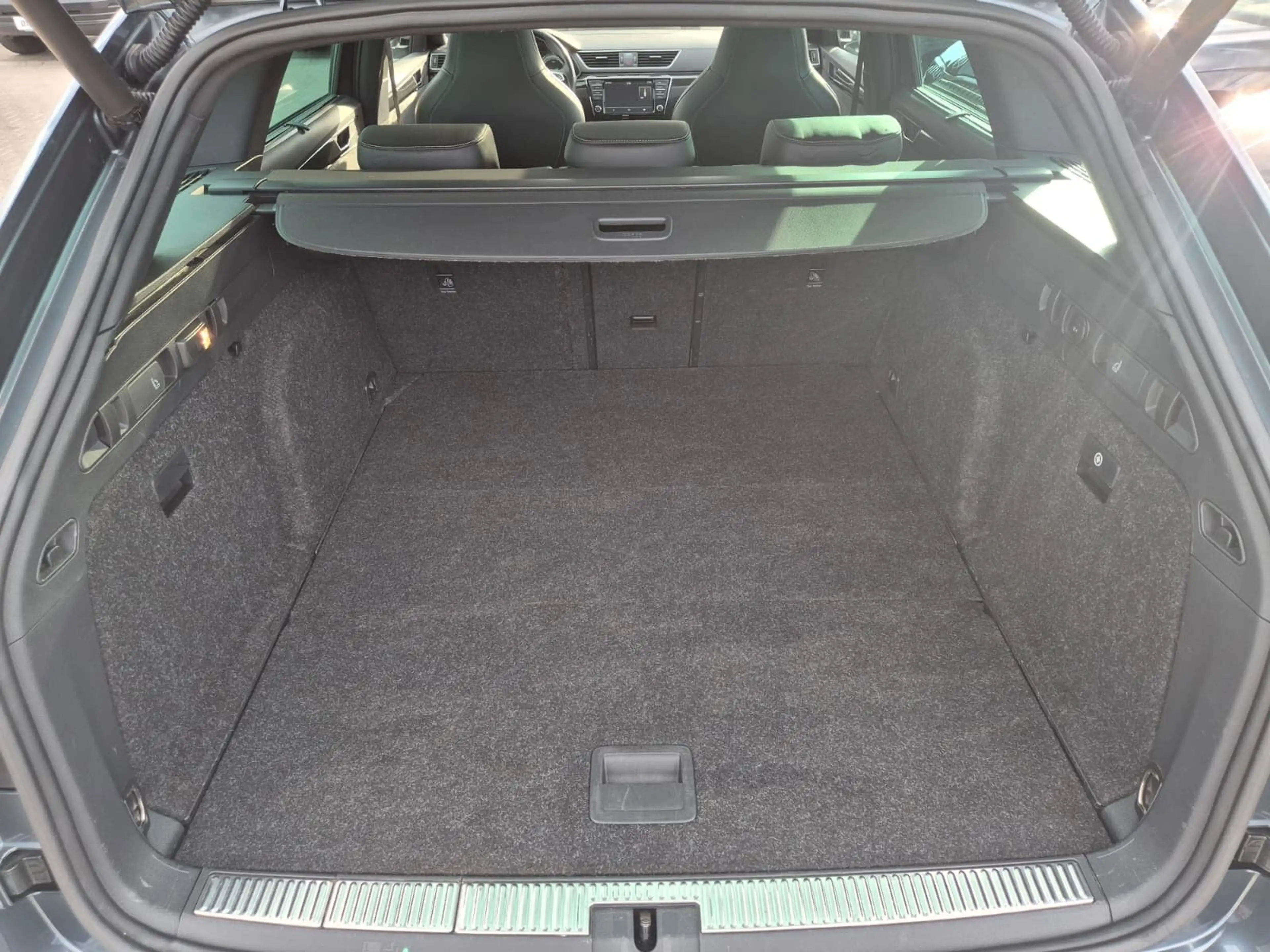 Skoda Superb 2.0 TDI Sportline 4x4 PANO*STHZ*ACC*AHK — photo 15
