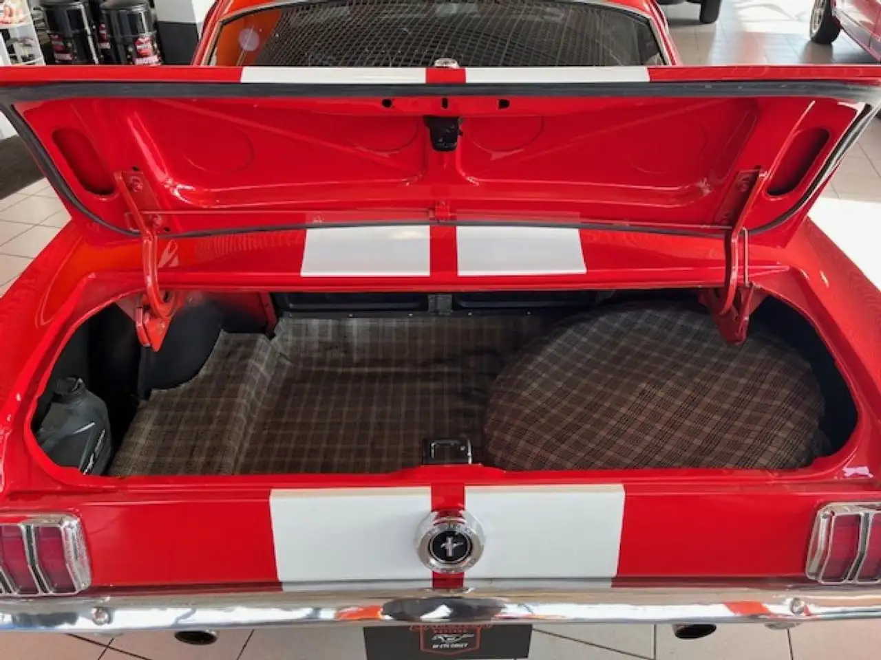 Ford Mustang FASTBACK 289 CI V8 1965 ROUGE BANDES BLANCHES, foto 3