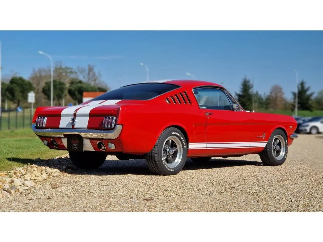 Ford Mustang FASTBACK 289 CI V8 1965 ROUGE BANDES BLANCHES, foto 2