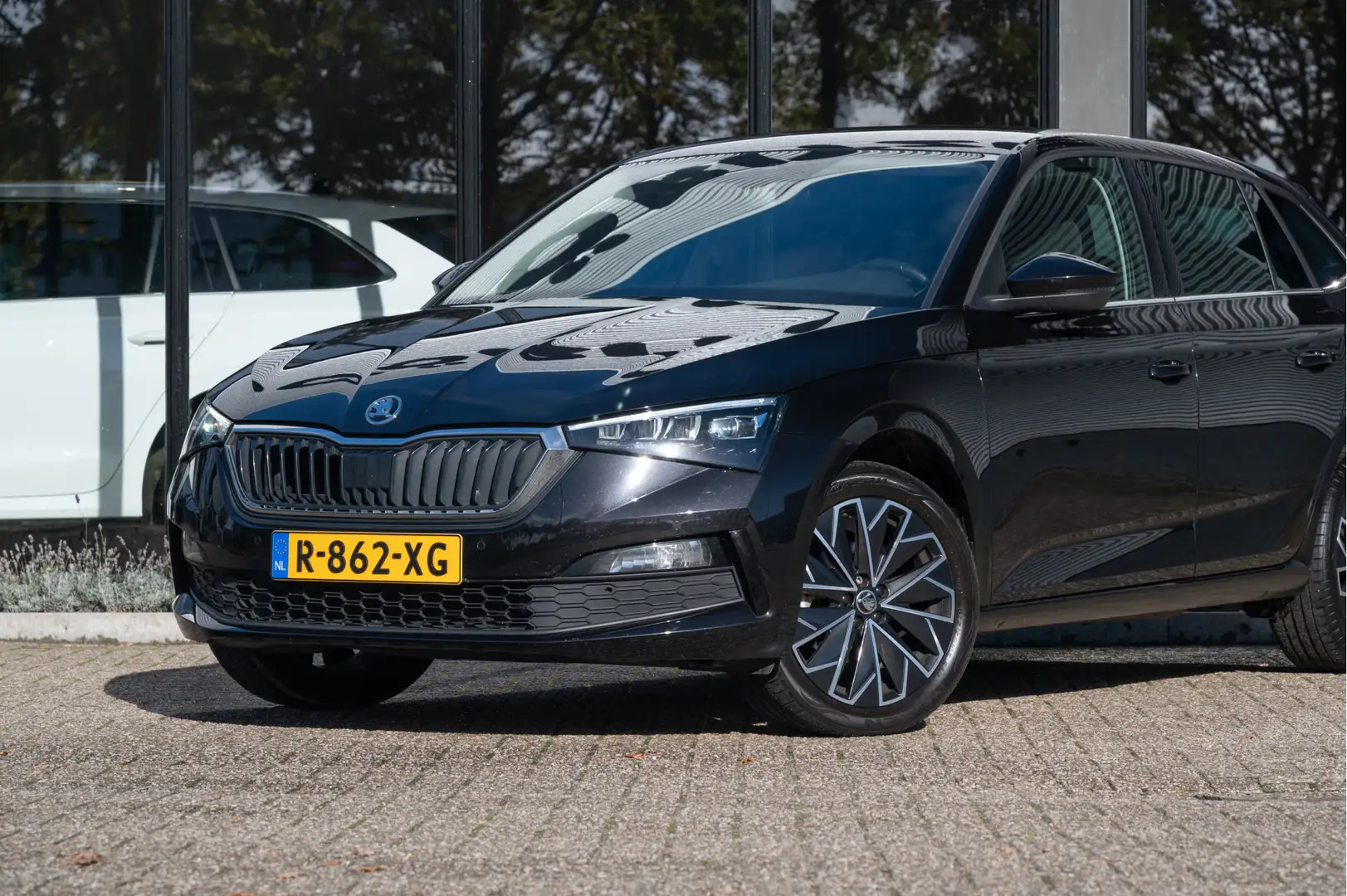 Skoda Scala 1.0 TSI Business Edition DSG | Navi | Camera | ACC Zwart - 2