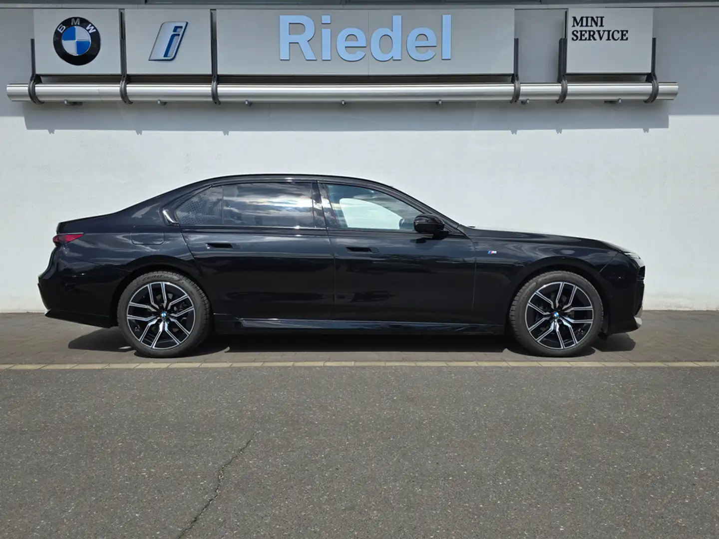 BMW 740 d xDrive M Sportpaket*Standhzg*Sky-Lounge*B&W Noir - 2