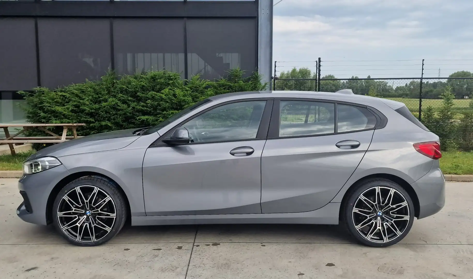 BMW 118 CARPLAY/NAVI/ZETELVERWARMING/V&A Sensoren Grijs - 2