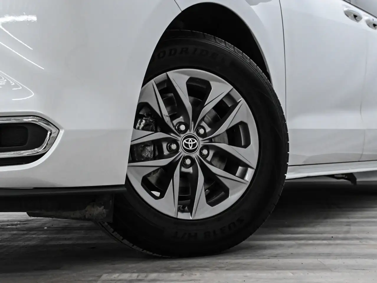 Toyota Sienna снимка Toyota Sienna