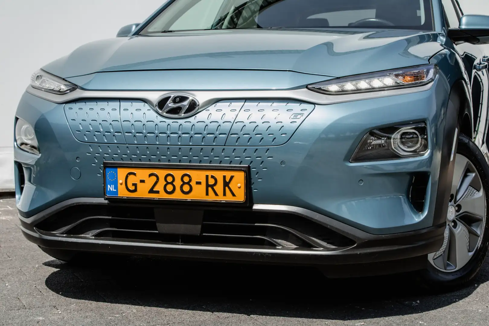 Hyundai KONA EV Premium 64 kWh Leer/ Stoel-stuurverwarming/ Hea Blauw - 2