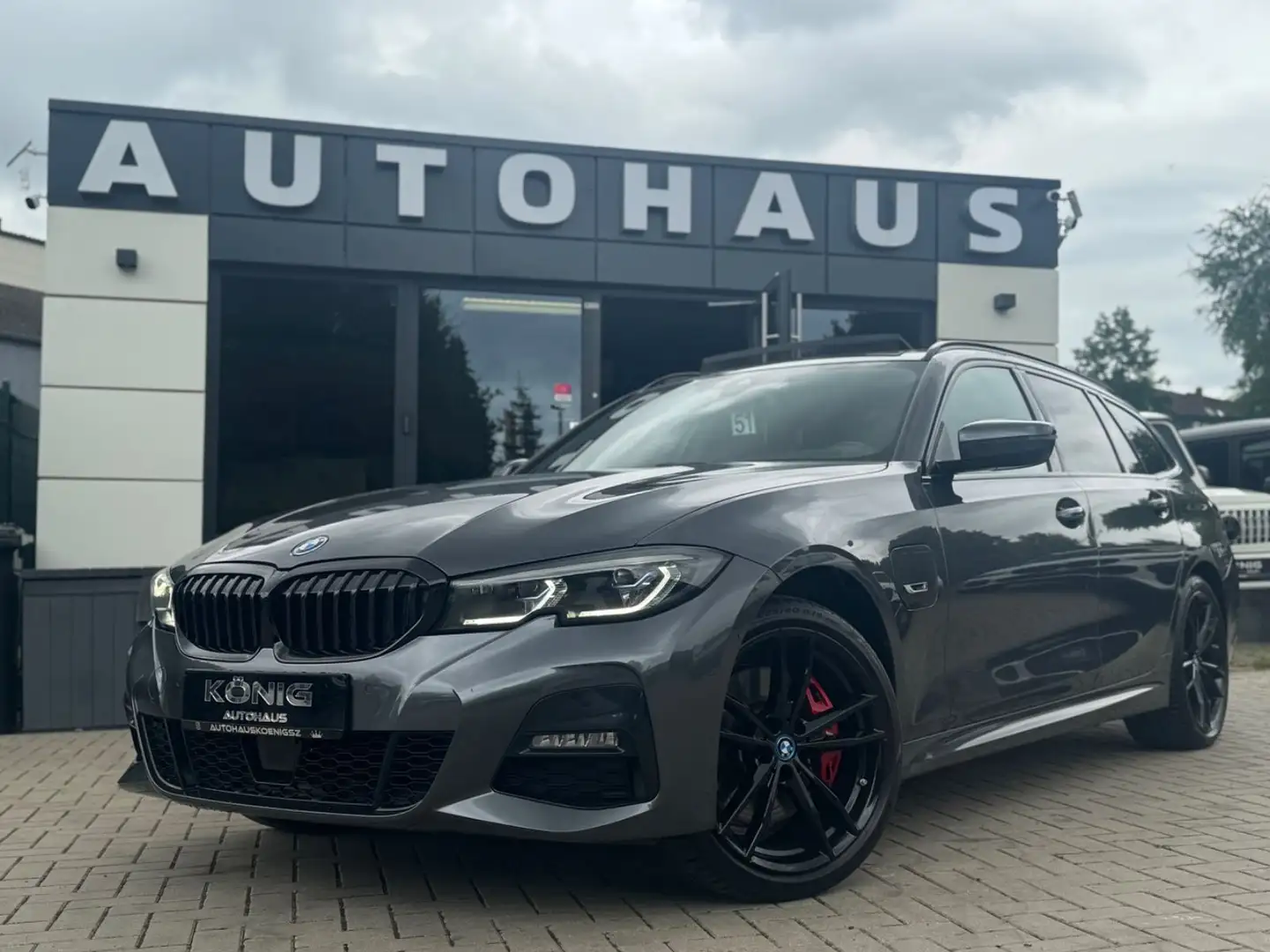 BMW 330 Touring 330 e xDrive M Sport AHK*Pano*Kamera* Grijs - 1