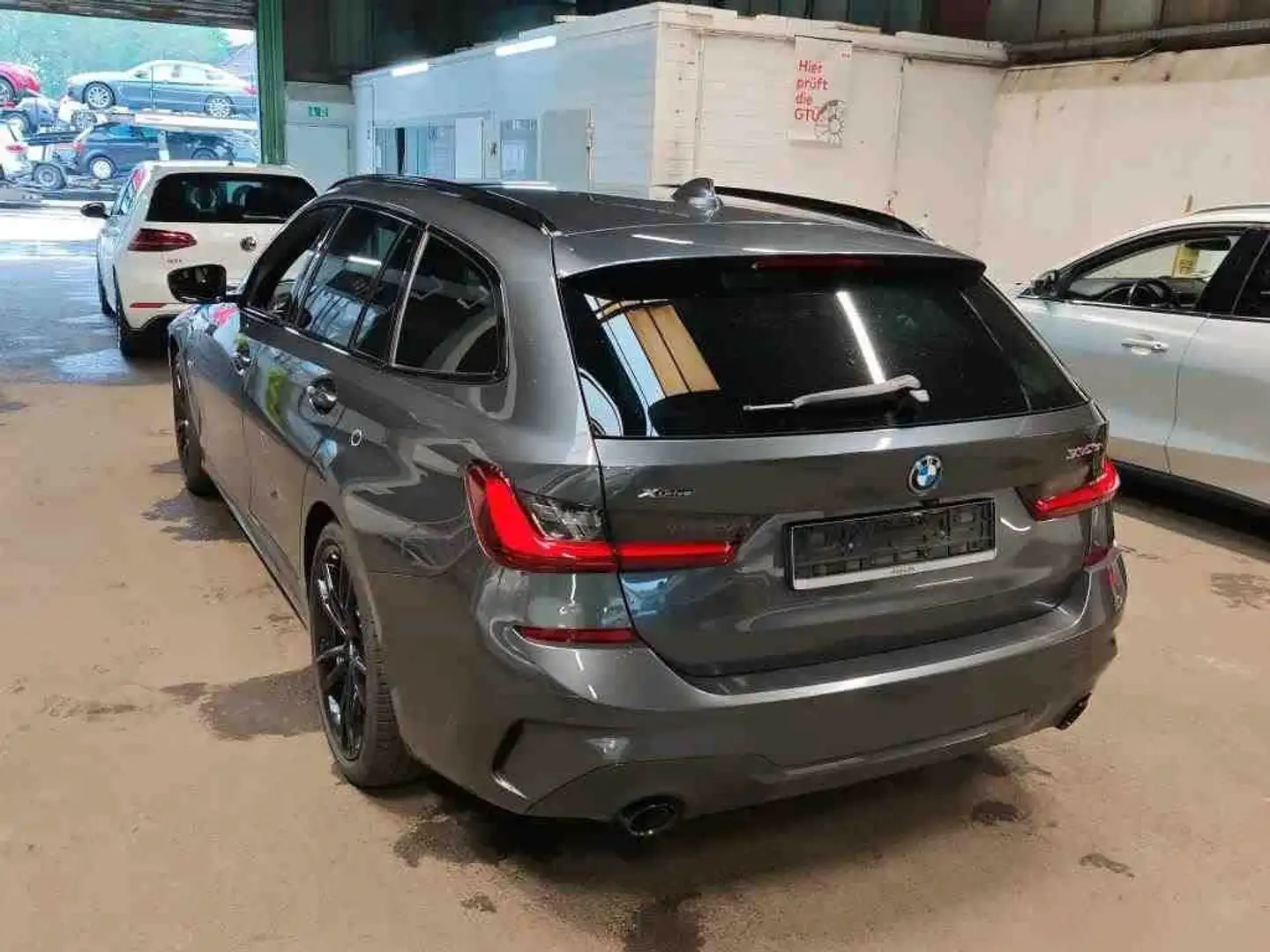 BMW 330 Touring 330 e xDrive M Sport AHK*Pano*Kamera* Szary - 2