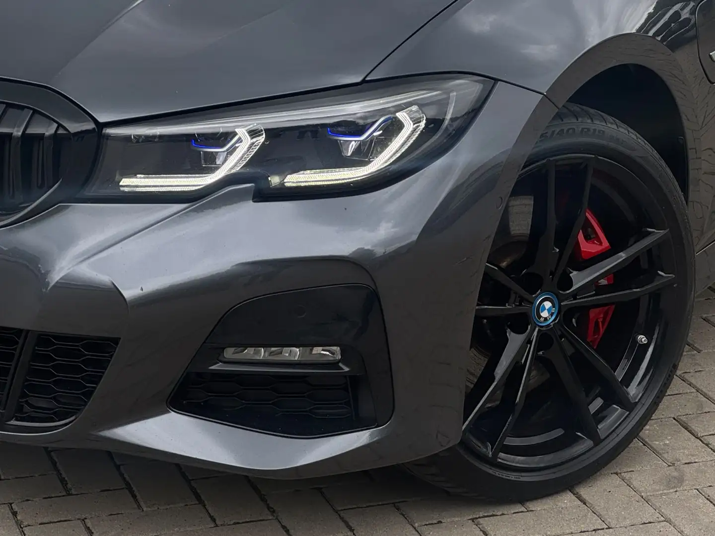 BMW 330 Touring 330 e xDrive M Sport AHK*Pano*Kamera* Grijs - 2