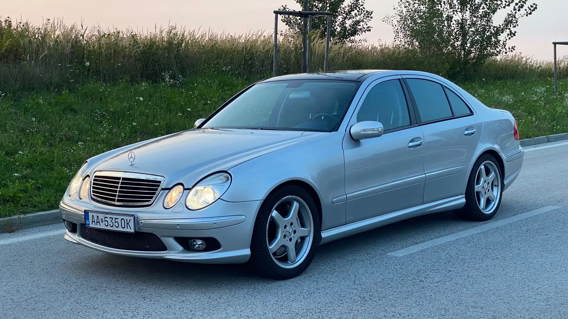 Mercedes-Benz E 55 AMG E 55 AMG Automatik Срібний - 1