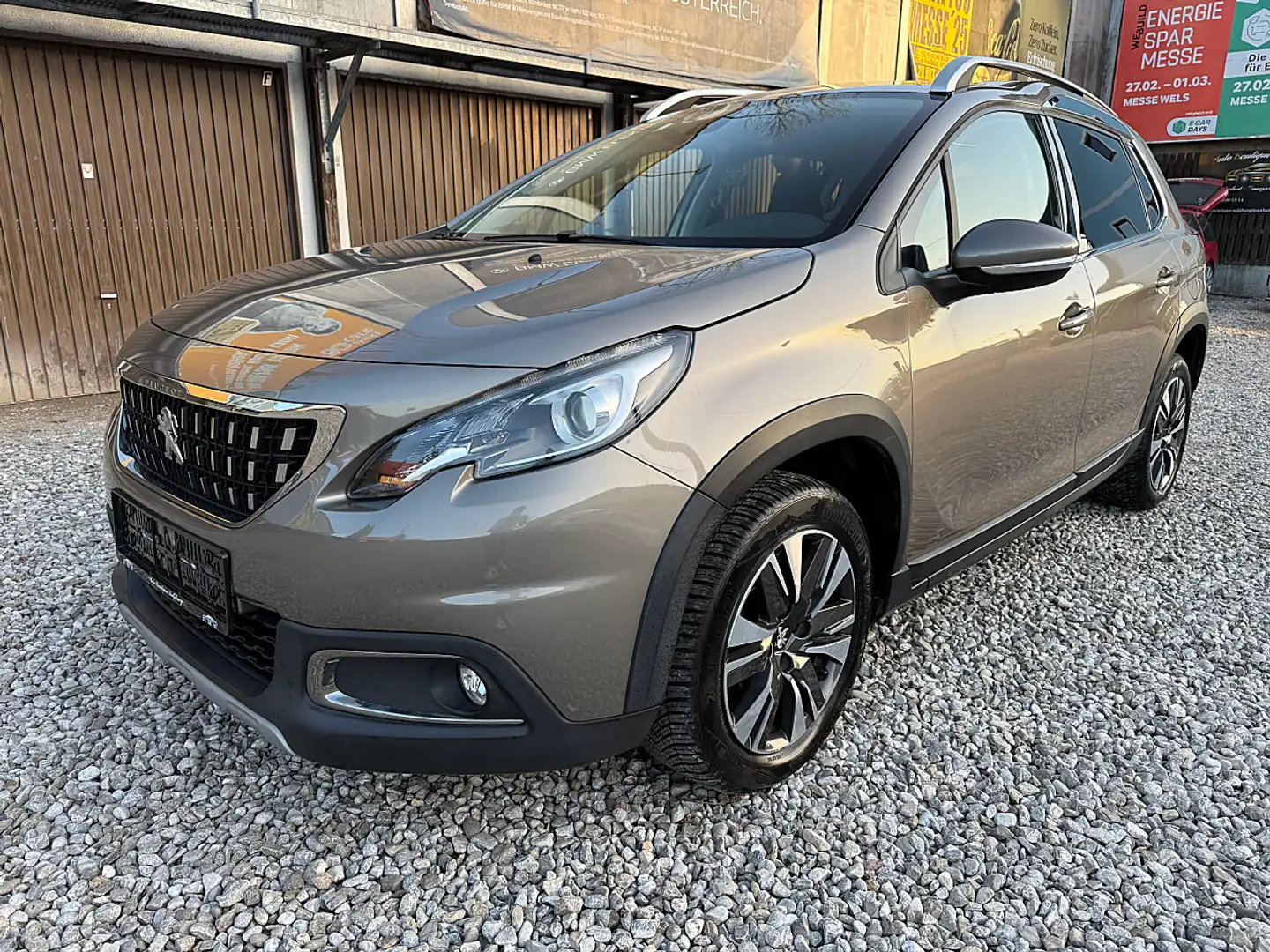 Peugeot 2008 1,6 Blue HDi Style Grau - 1