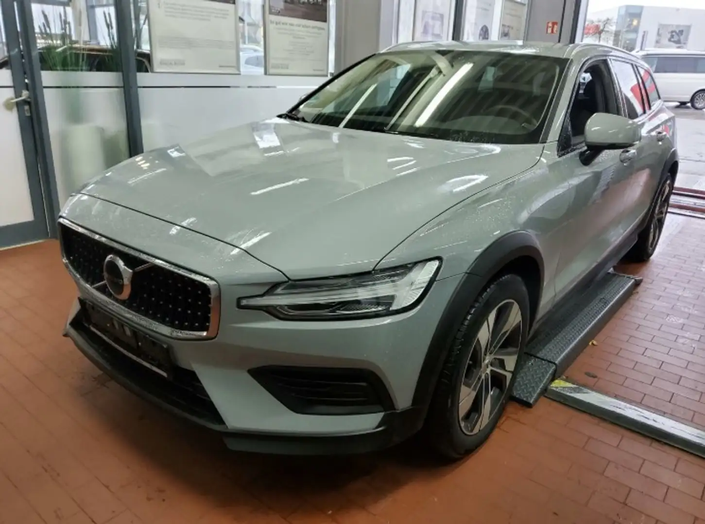 Volvo V60 Cross Country B4 AWD Plus+LEDER+PANO+DAB Grau - 2