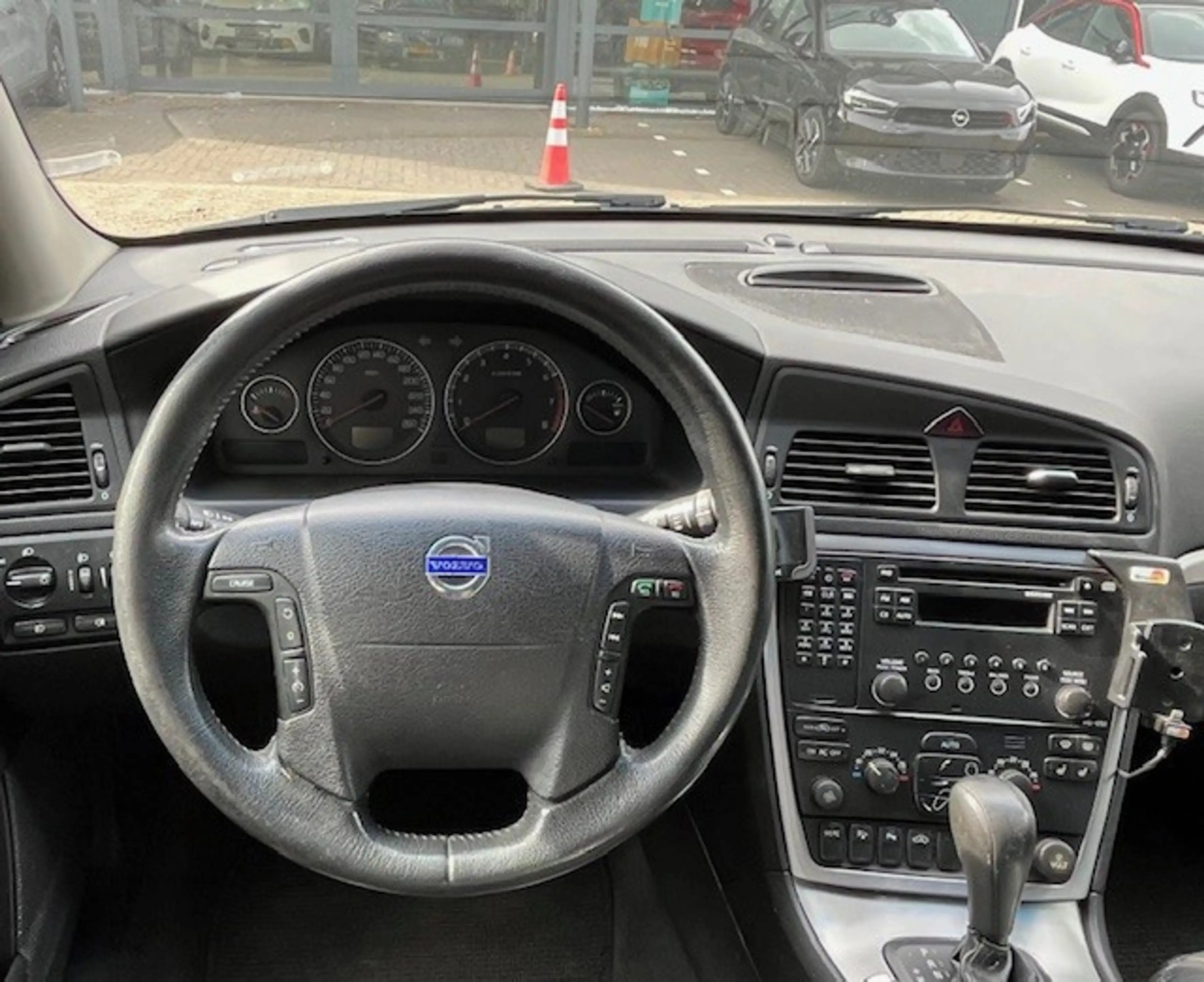 Volvo XC70 2.5 T Kinetic/Automaat/Trekhaak/Leder/Youngtimer/C — photo 2