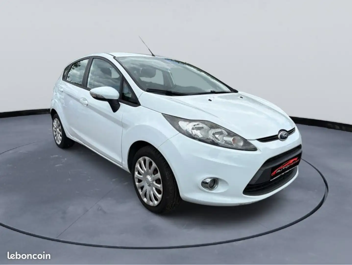 Ford Fiesta Ambiante 1.25i 82 ch Climatisation Régulateur de vitesse Radio CD Blanc - 1