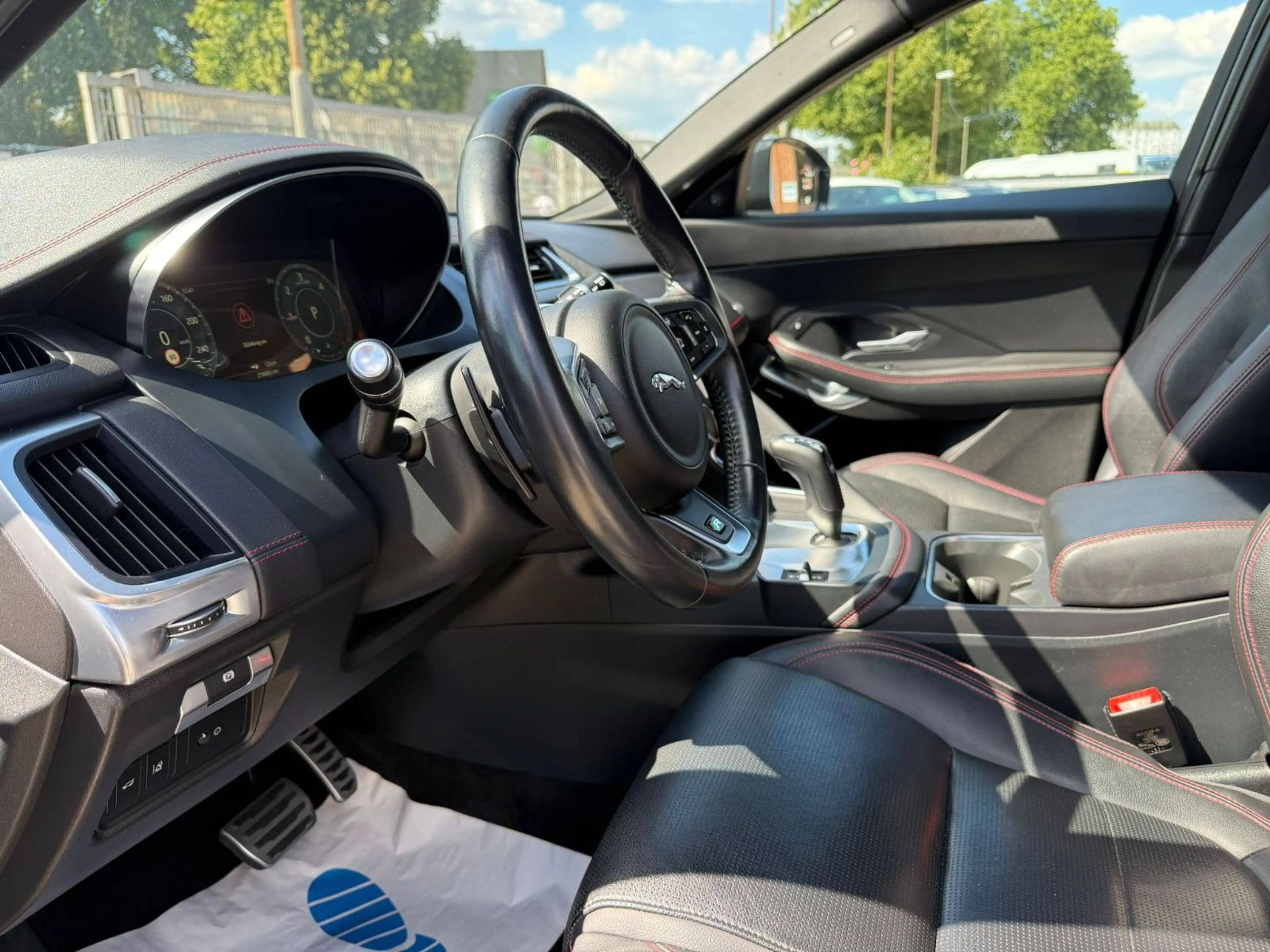 Jaguar E-Pace E-PACE Chequered Flag D180 AWD Aut.*LED*PANO*AHK — photo 14
