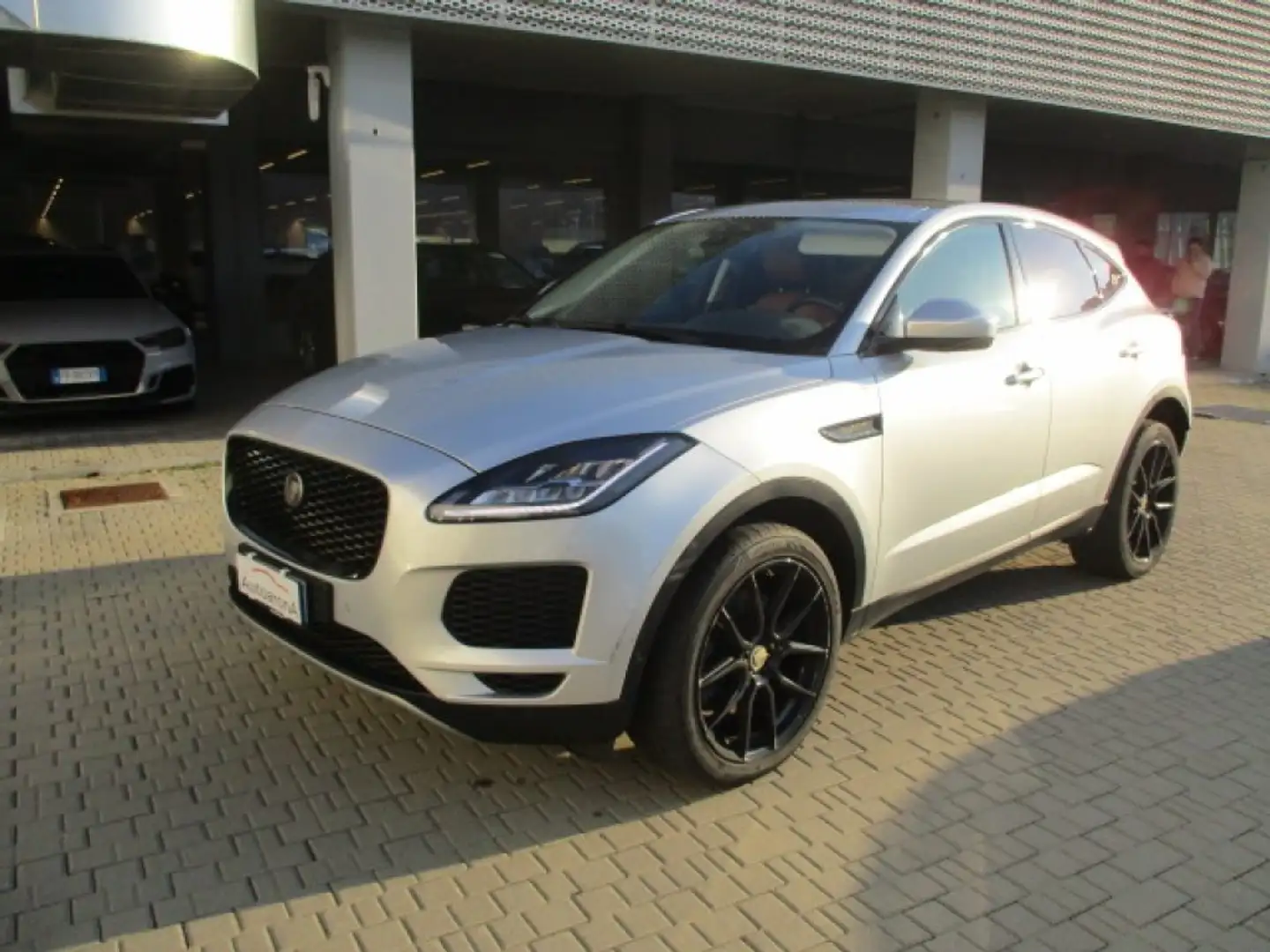 Jaguar E-Pace 2.0D 240 CV AWD aut. R-Dynamic SE Argento - 1