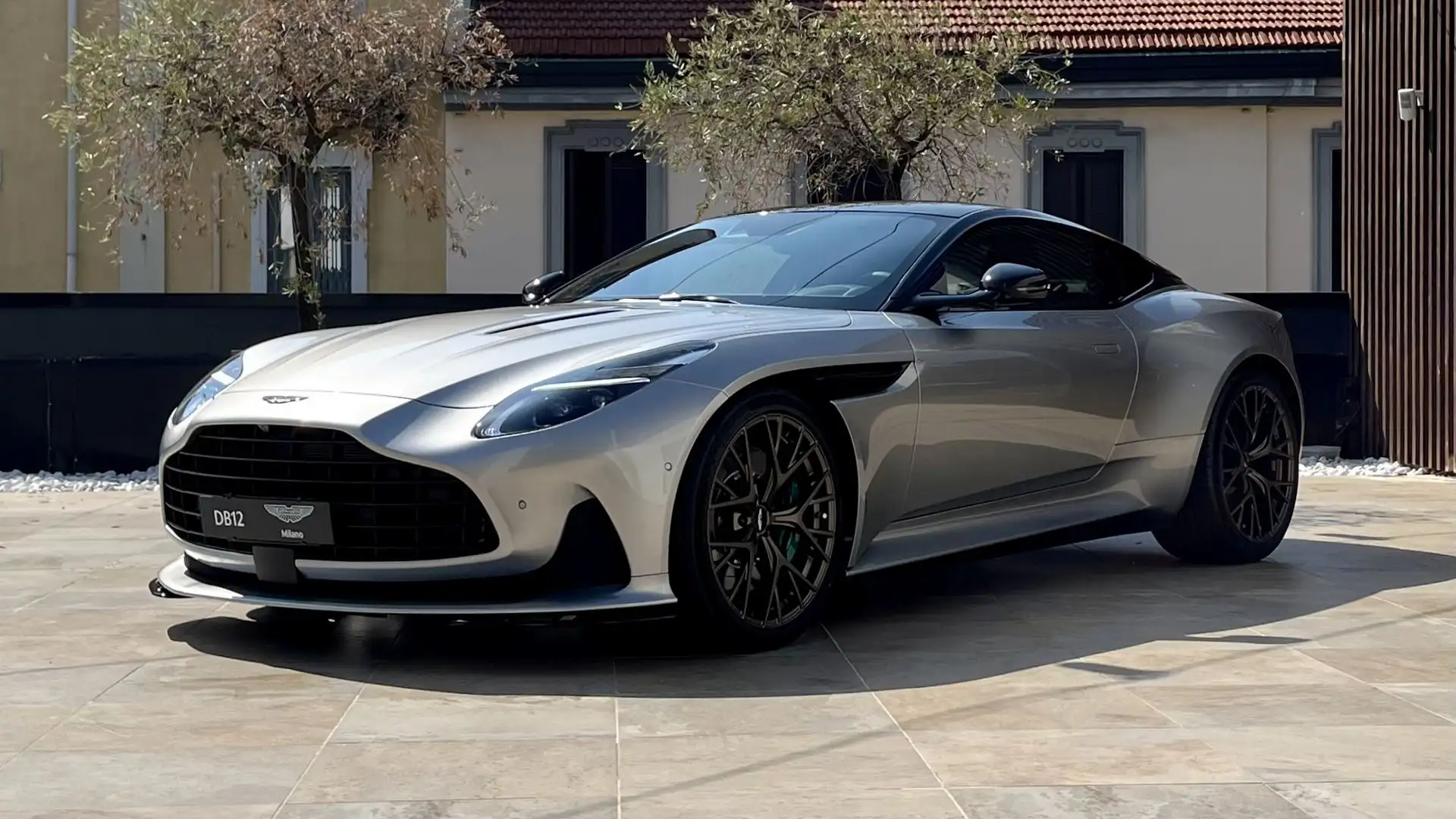 Aston Martin DB12 Coupe 4.0 V8 auto Срібний - 1