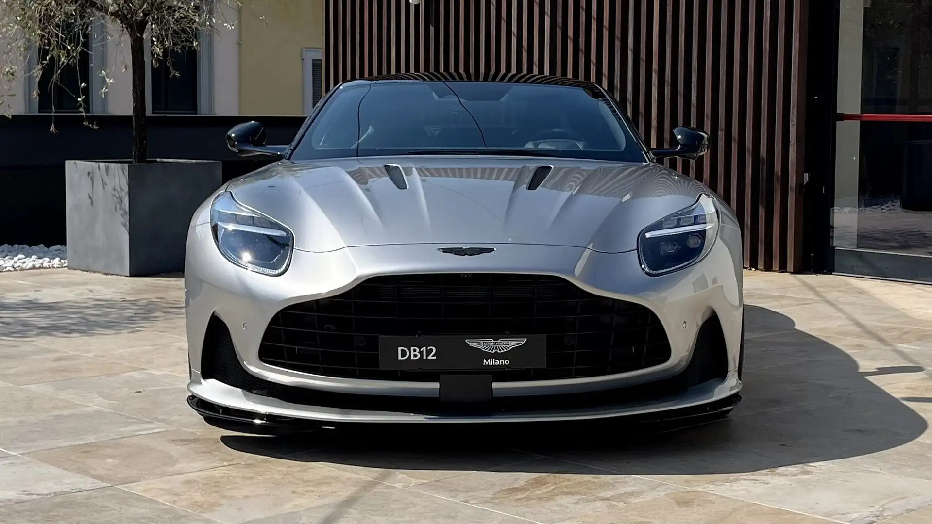 Aston Martin DB12 Coupe 4.0 V8 auto Срібний - 2