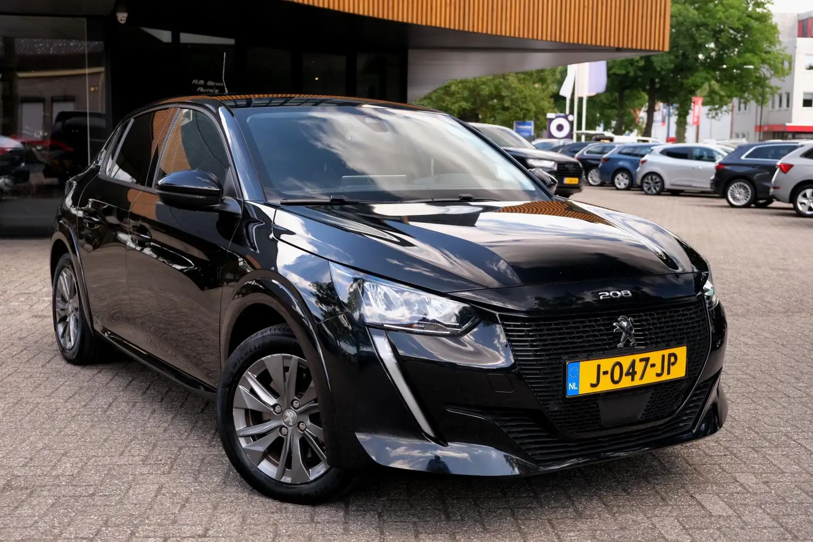 Peugeot e-208 EV Allure 50 kWh/360° Camera/Lane Assist/Carplay/D Noir - 2