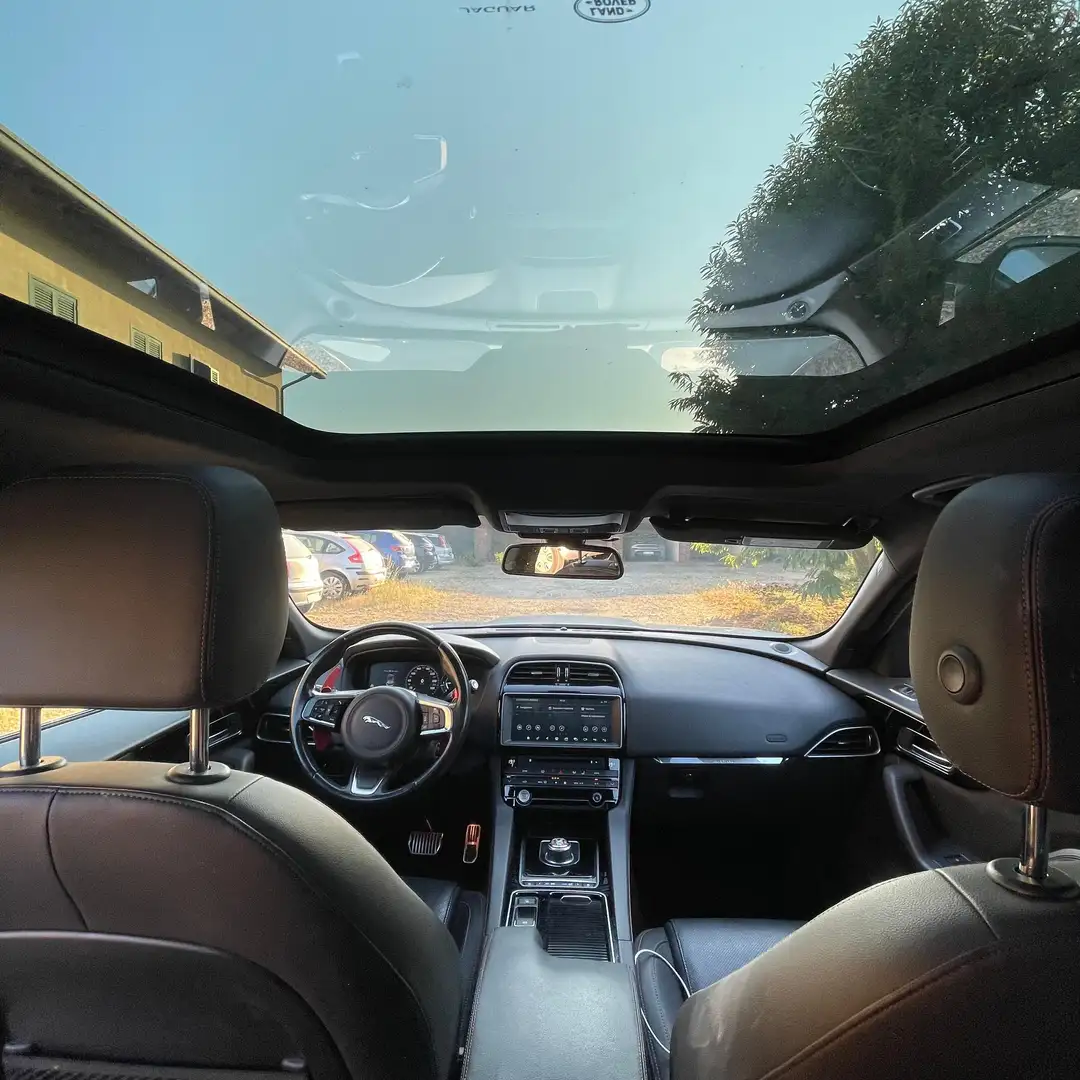 Jaguar F-Pace 2.0d i4 Prestige awd 240cv Zilver - 2