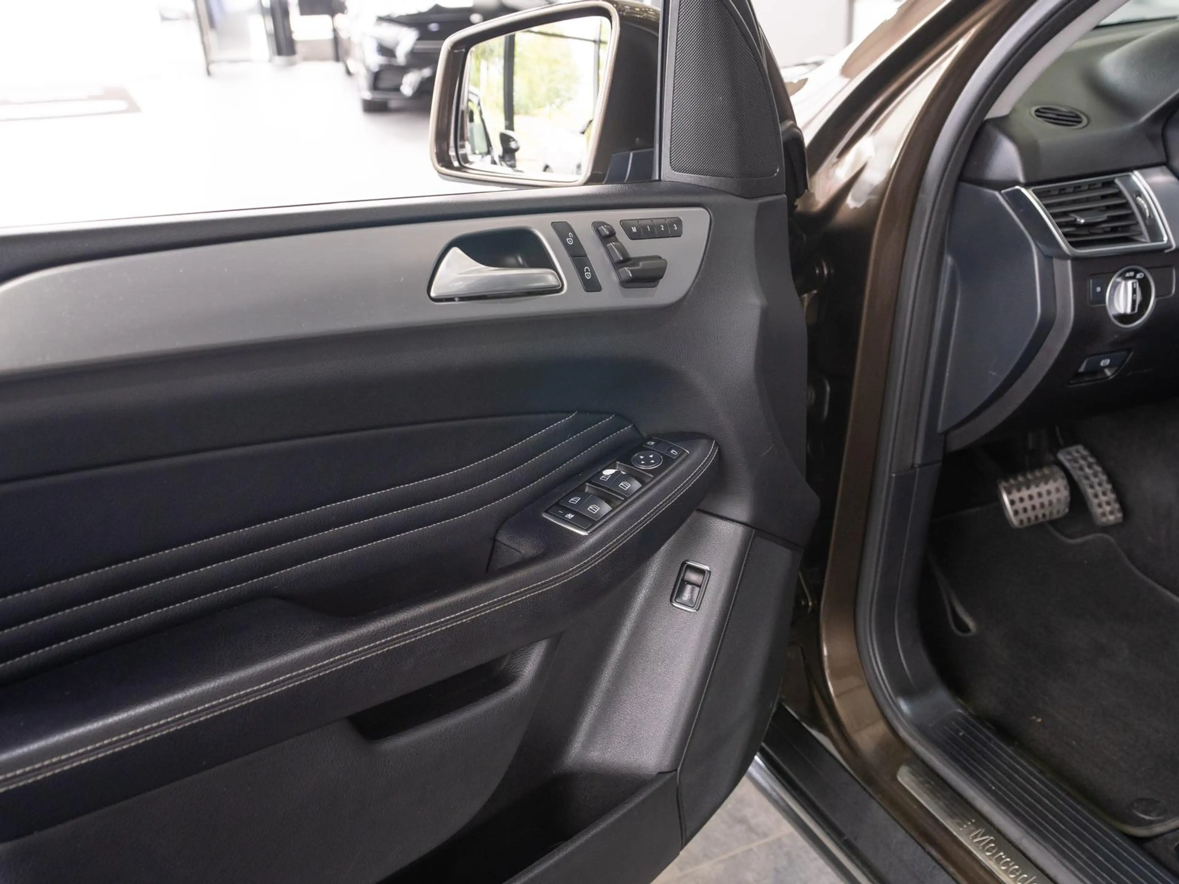 Mercedes-Benz ML 350 4 Matic *AHK*R-KAMERA*MEMORY*LEDER* — photo 11