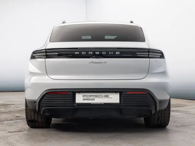 Porsche Macan view 10