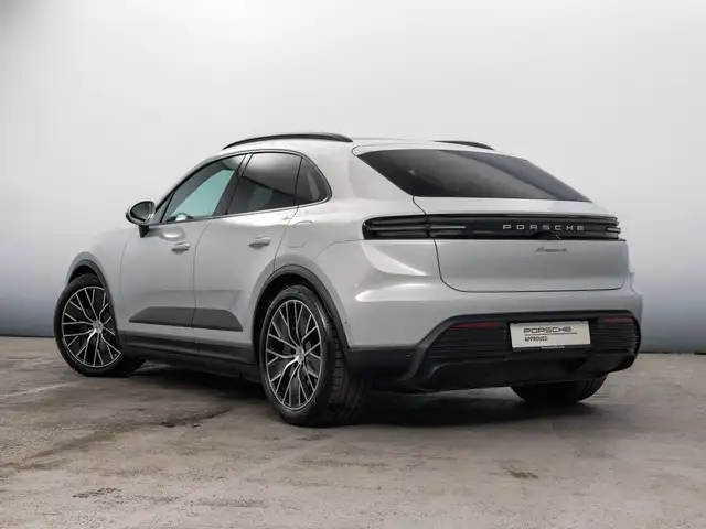 Porsche Macan view 3