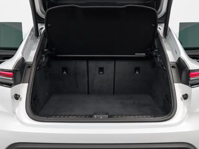 Porsche Macan view 12