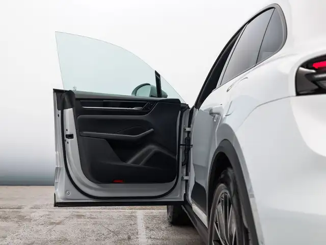 Porsche Macan view 11