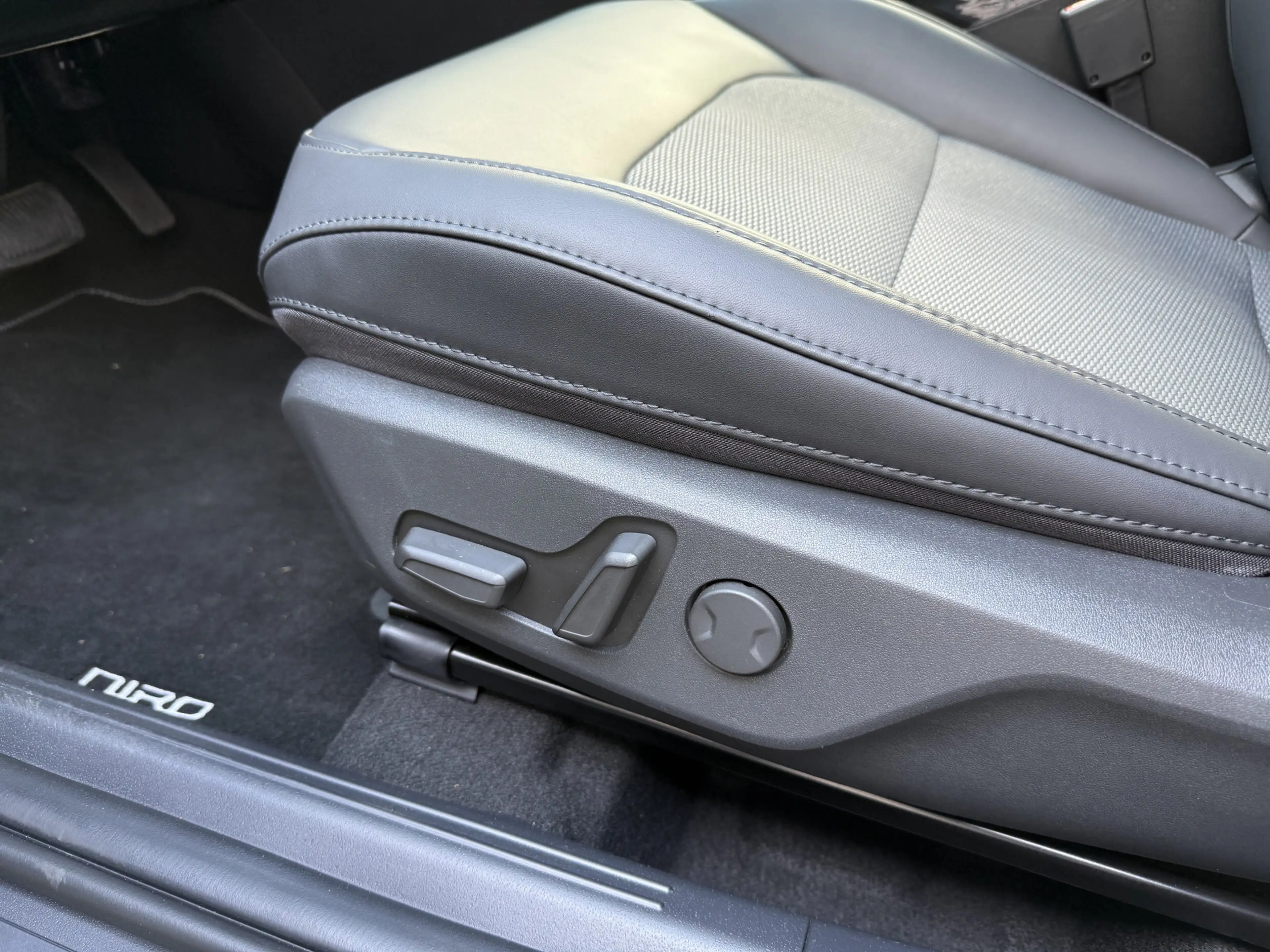 Kia Niro 1.6 GDi Hybrid DynamicLine Navi Camera Ad.Cruise E — photo 25