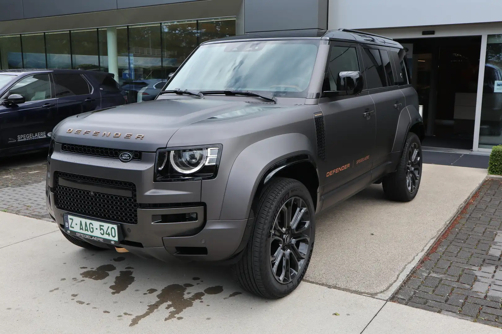 Land Rover Defender 110 P635 OCTA Lev sept \'25 Šedá - 1