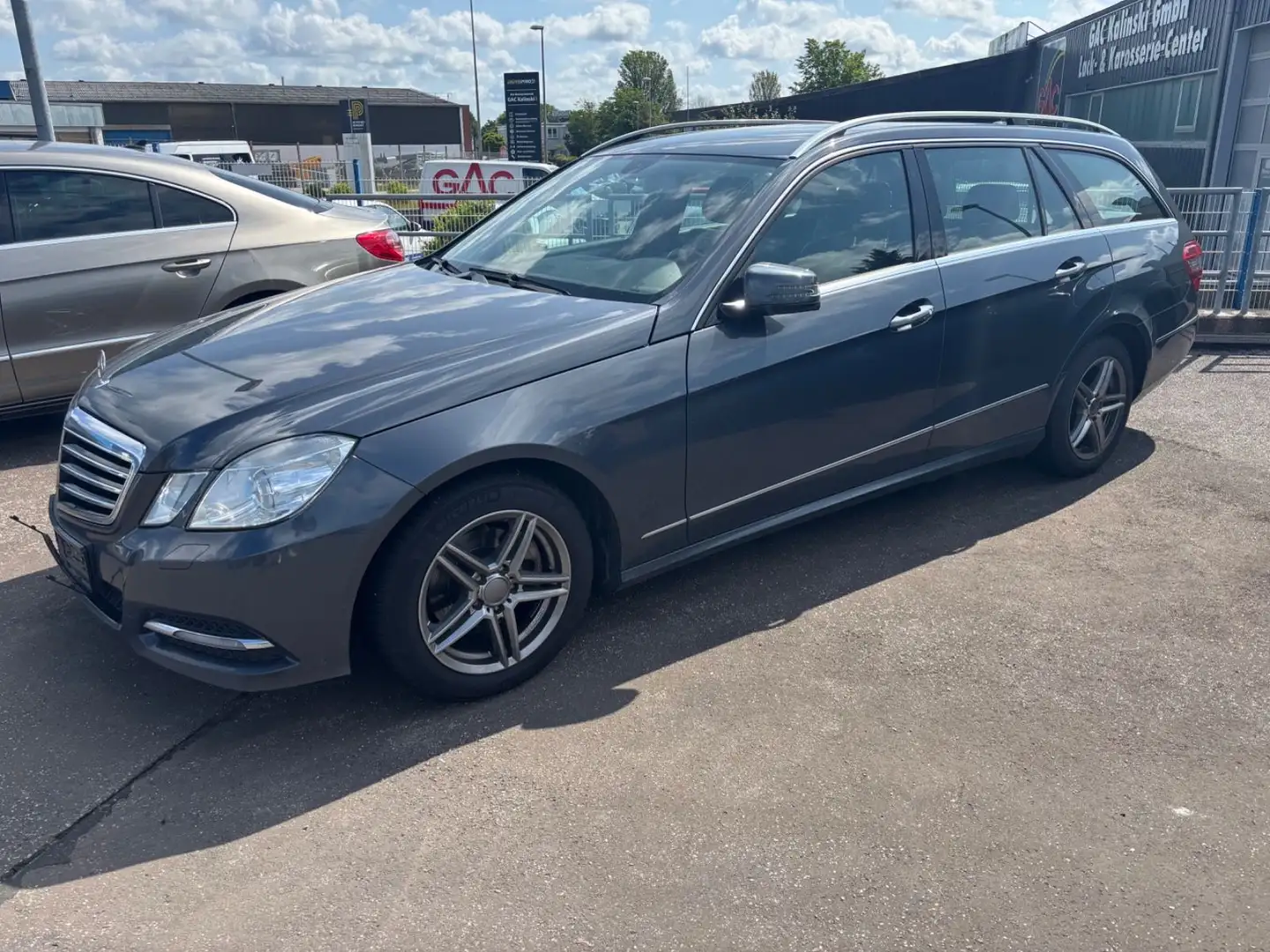 Mercedes-Benz E 220 T  CDI BlueEfficiency / Comand+Leder+AHK Grau - 1