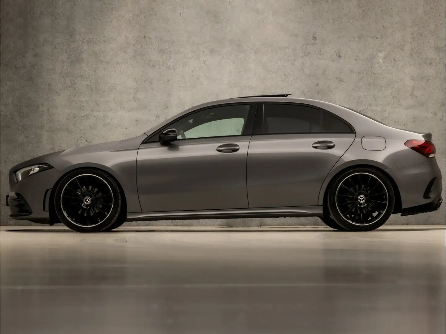 Mercedes-Benz A 200 Premium Plus AMG Automaat 164Pk (APPLE CARPLAY, PA Grijs - 2