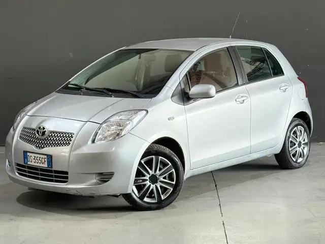 Toyota Yaris Yaris II 2005 5p 1.0 Now