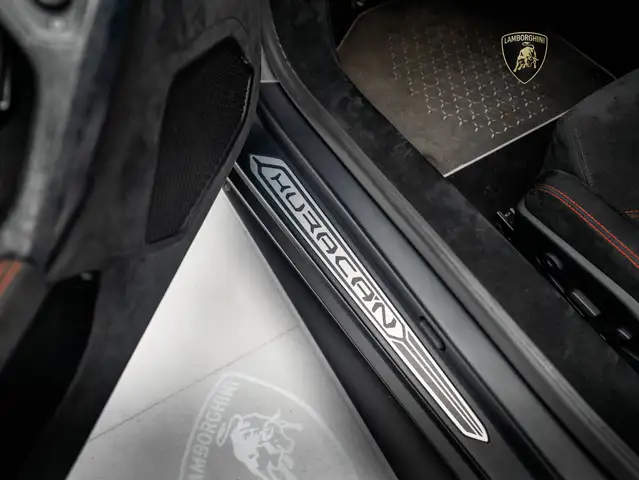 Lamborghini Huracan view 9