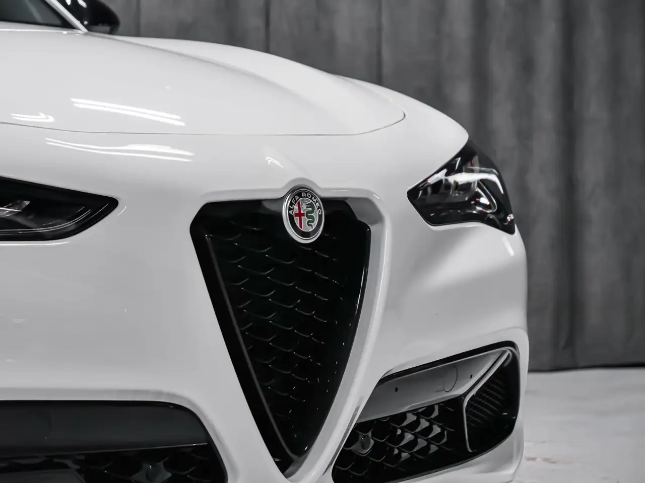 Alfa Romeo Stelvio снимка Alfa Romeo Stelvio