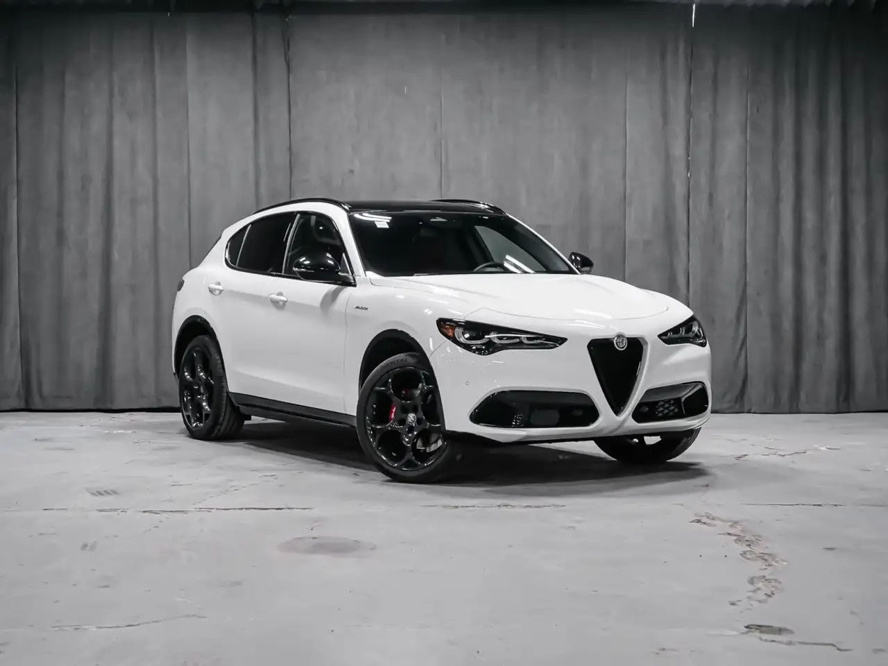 Alfa Romeo Stelvio снимка Alfa Romeo Stelvio