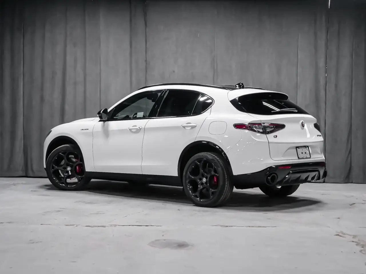 Alfa Romeo Stelvio снимка Alfa Romeo Stelvio