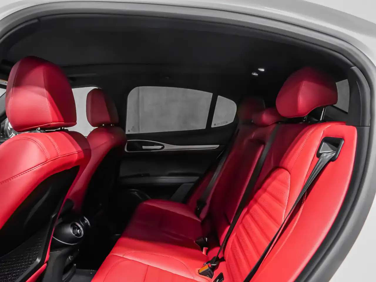 Alfa Romeo Stelvio снимка Alfa Romeo Stelvio