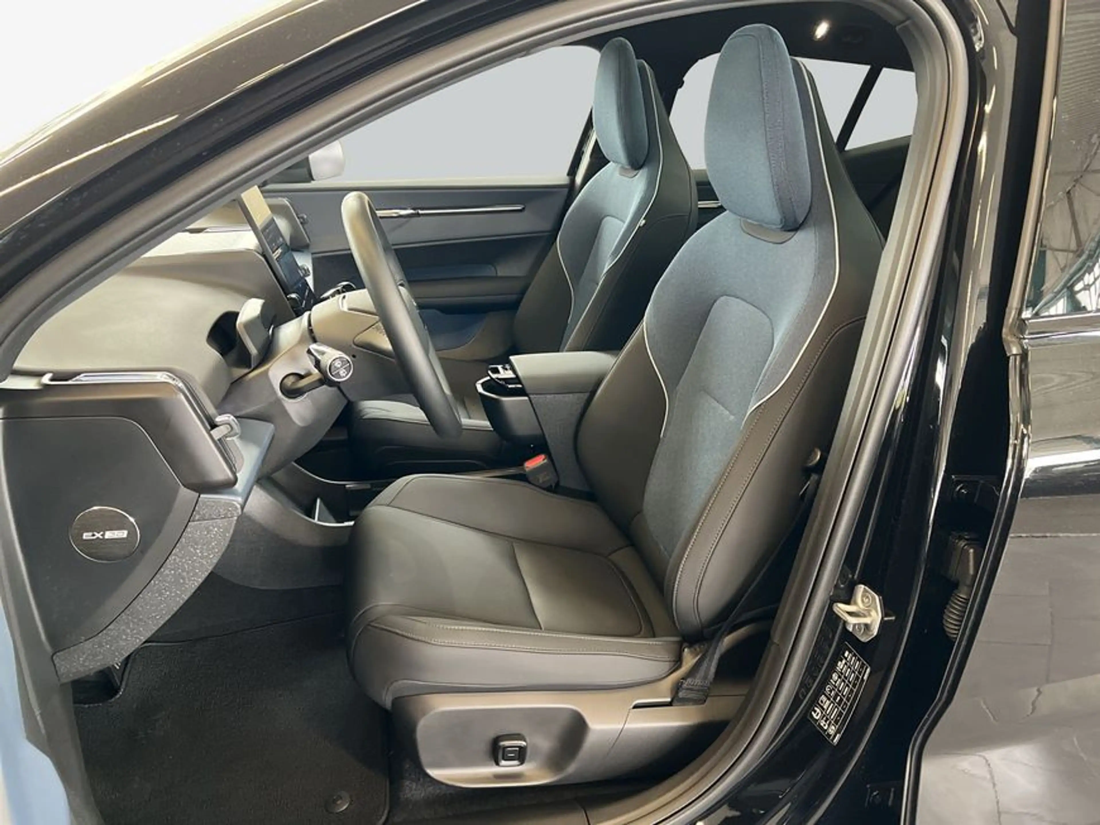 Volvo EX30 Cross Country Twin Performance AWD Ultra — photo 11