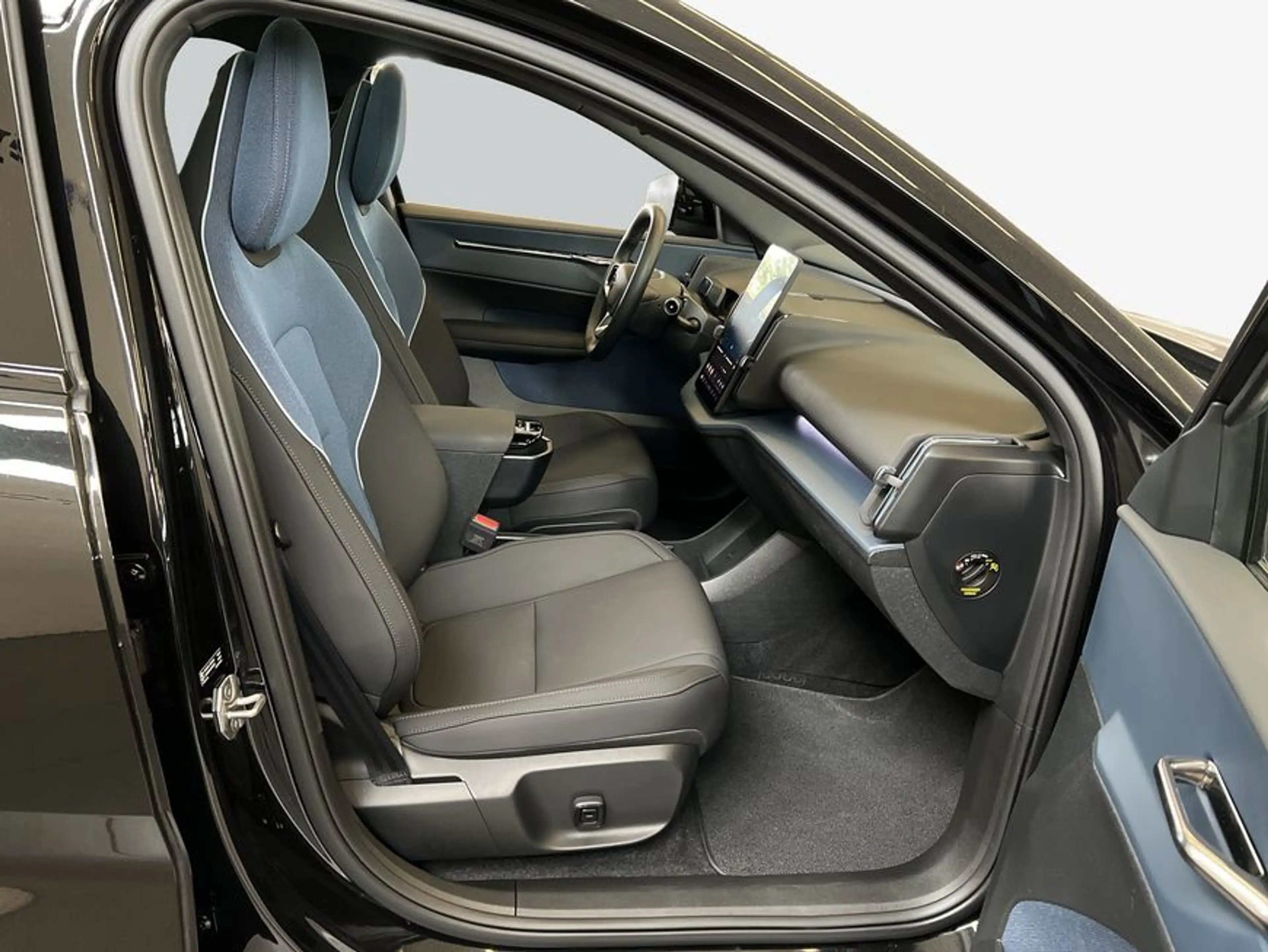 Volvo EX30 Cross Country Twin Performance AWD Ultra — photo 13