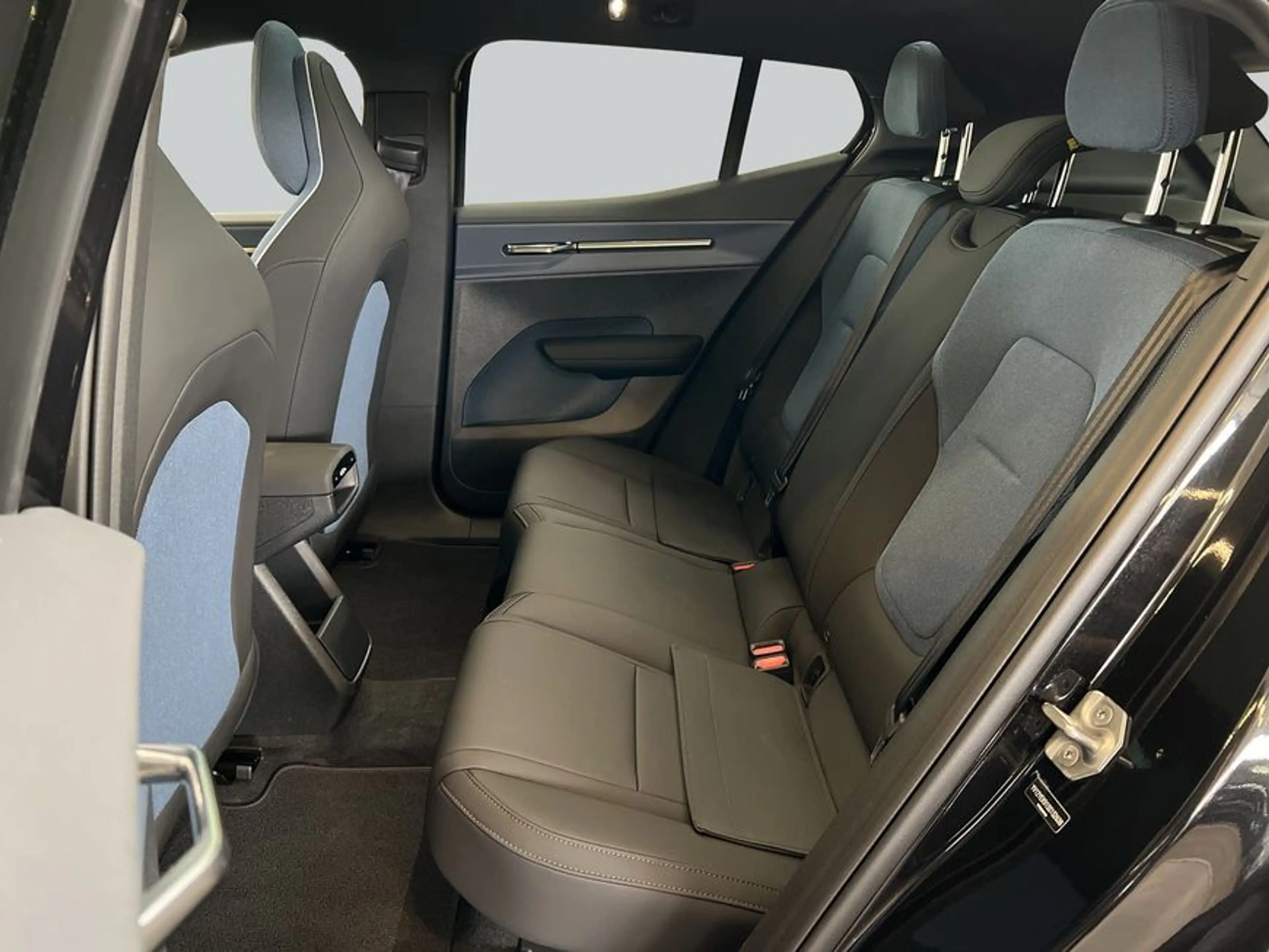 Volvo EX30 Cross Country Twin Performance AWD Ultra — photo 12