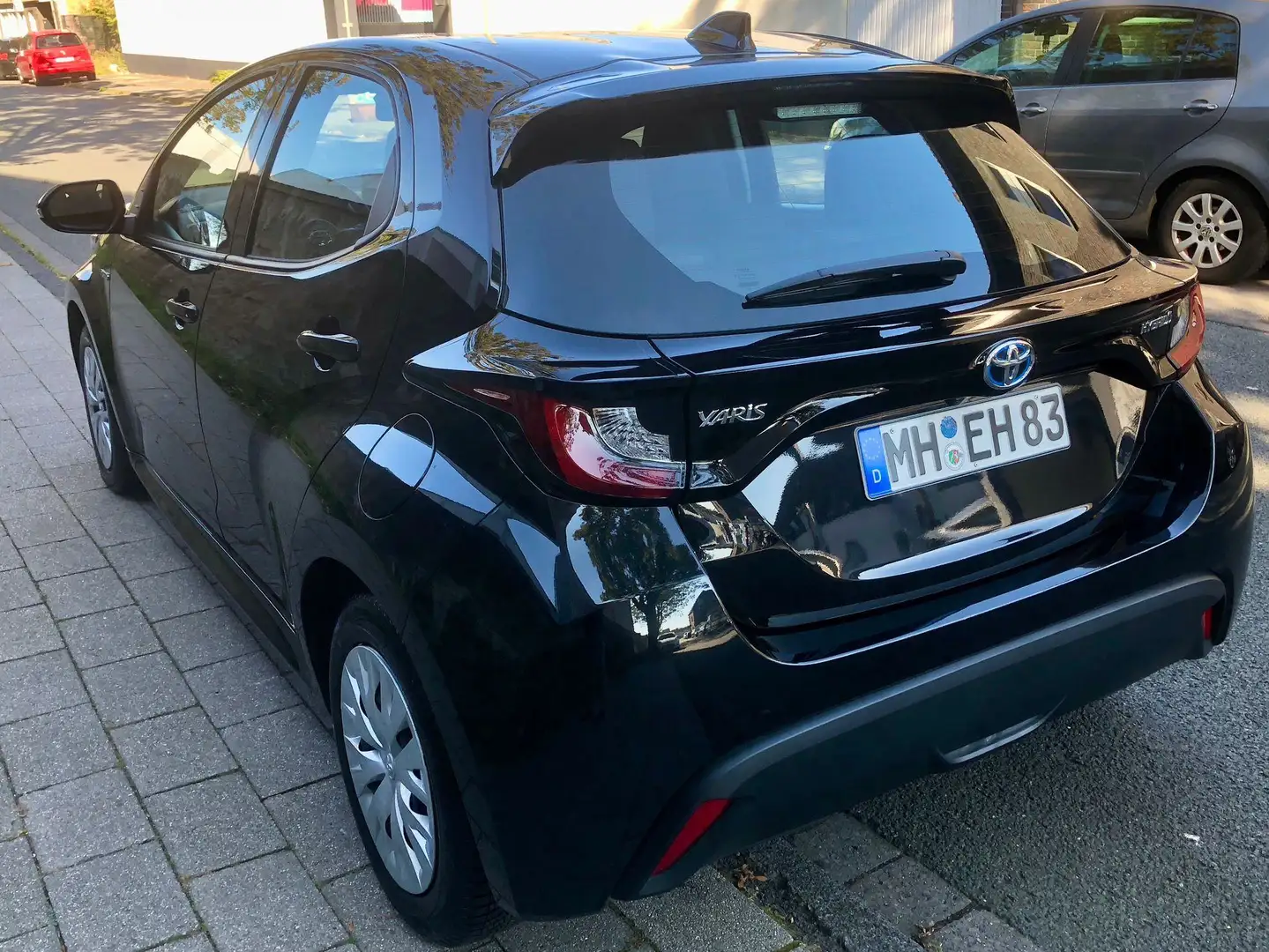 Toyota Yaris Hybrid Business Edition*Erst 10400KM*Automatik*TOP Negro - 2