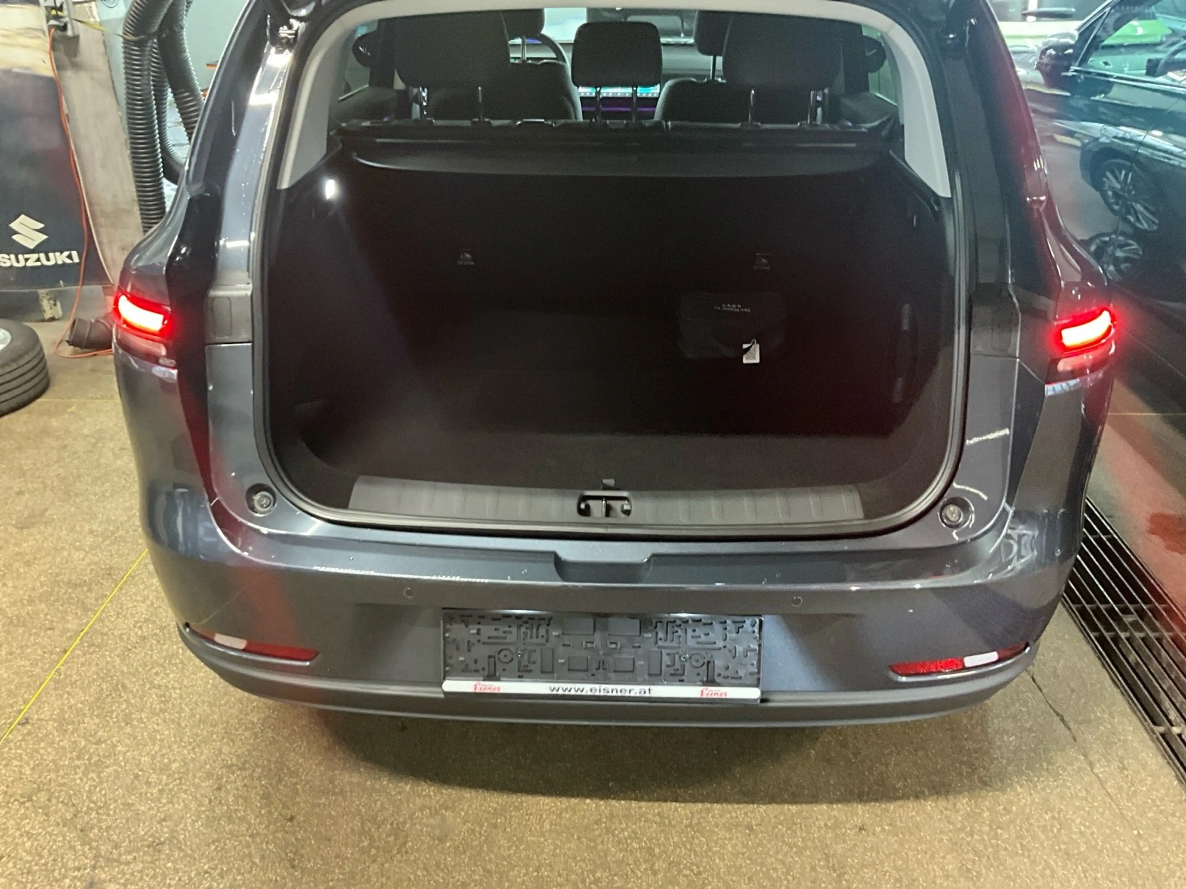 Leapmotor C10 DESIGN REEV MY25 900km Reichweite, 360 Kamera — photo 13