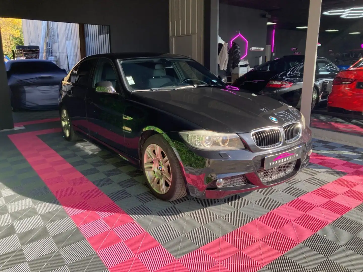 BMW 318 SERIE E90 LCI 318d 143 ch ~ Pack M ~ Sièges Alcantara ~ Régulateur/Limiteur de vitesse ~ Climatisation automatique bi-zon Noir - 2