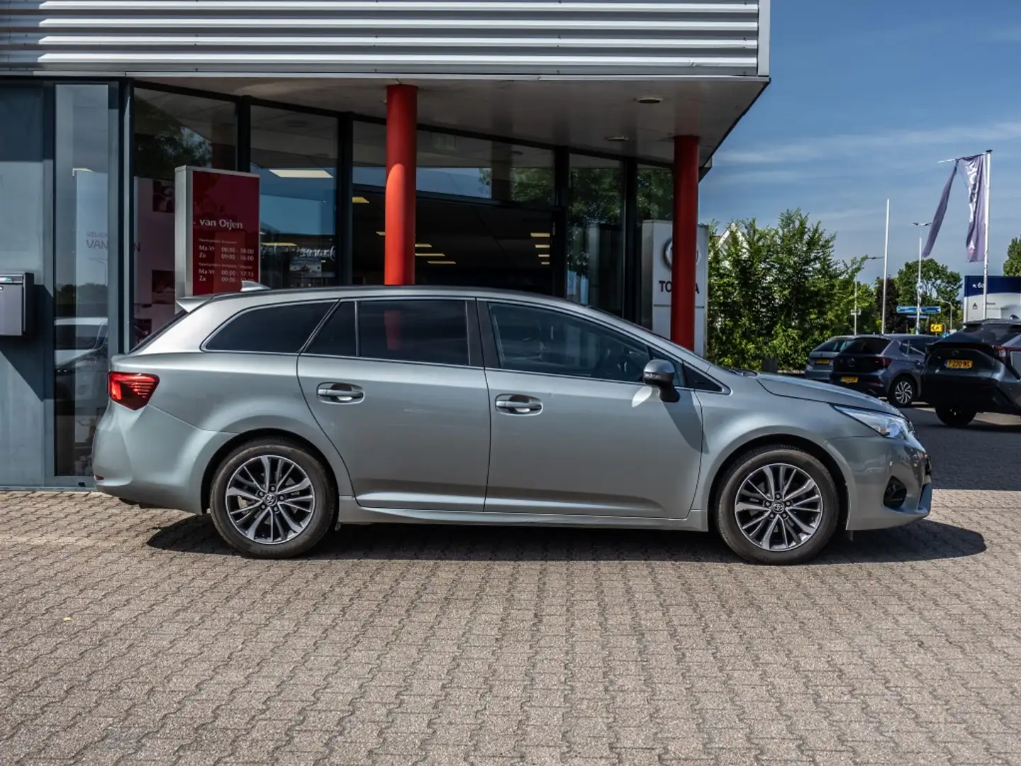 Toyota Avensis Touring Sports 1.8 VVT-i Bus. Pro Grijs - 2