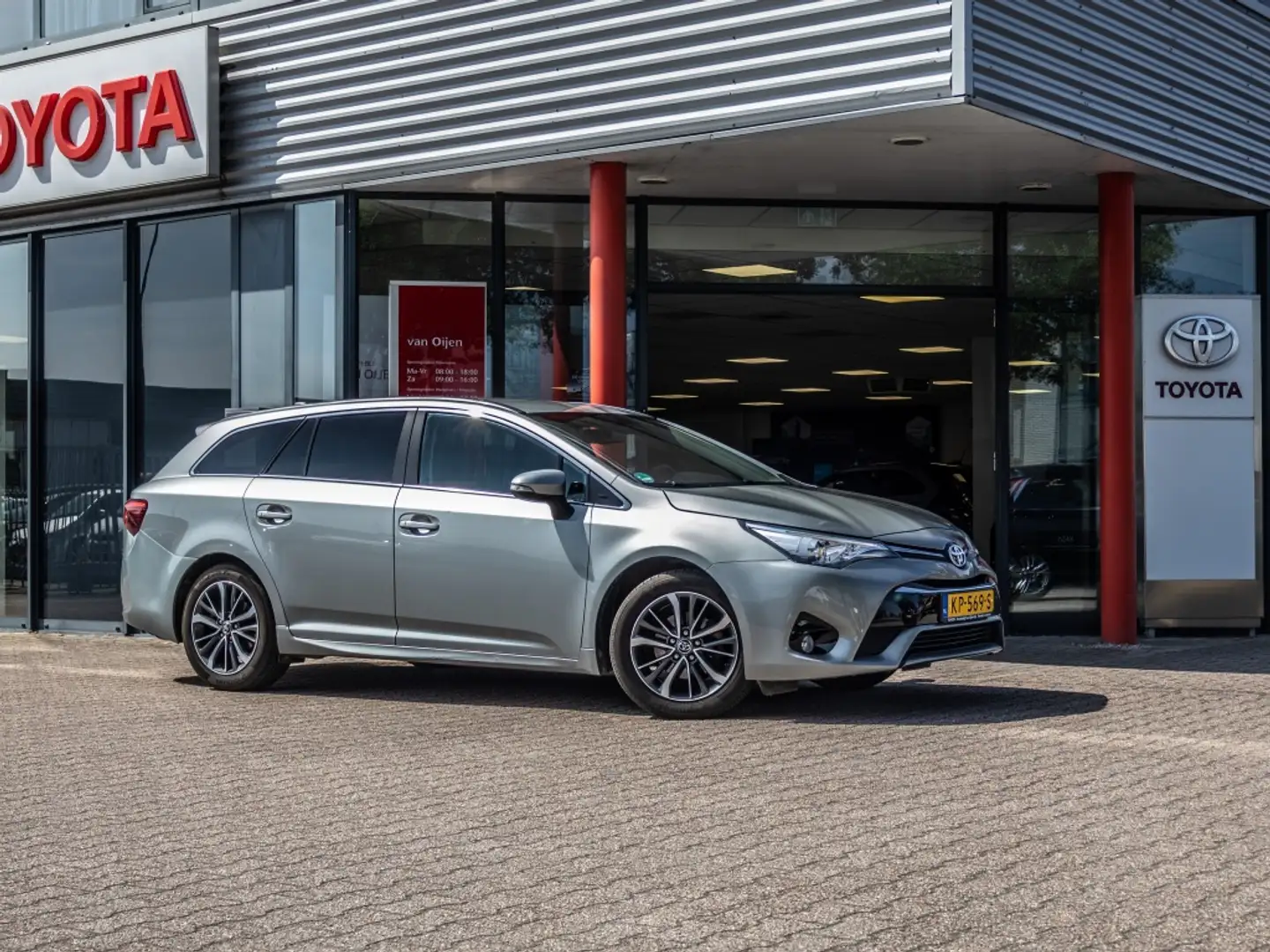 Toyota Avensis Touring Sports 1.8 VVT-i Bus. Pro Grijs - 1