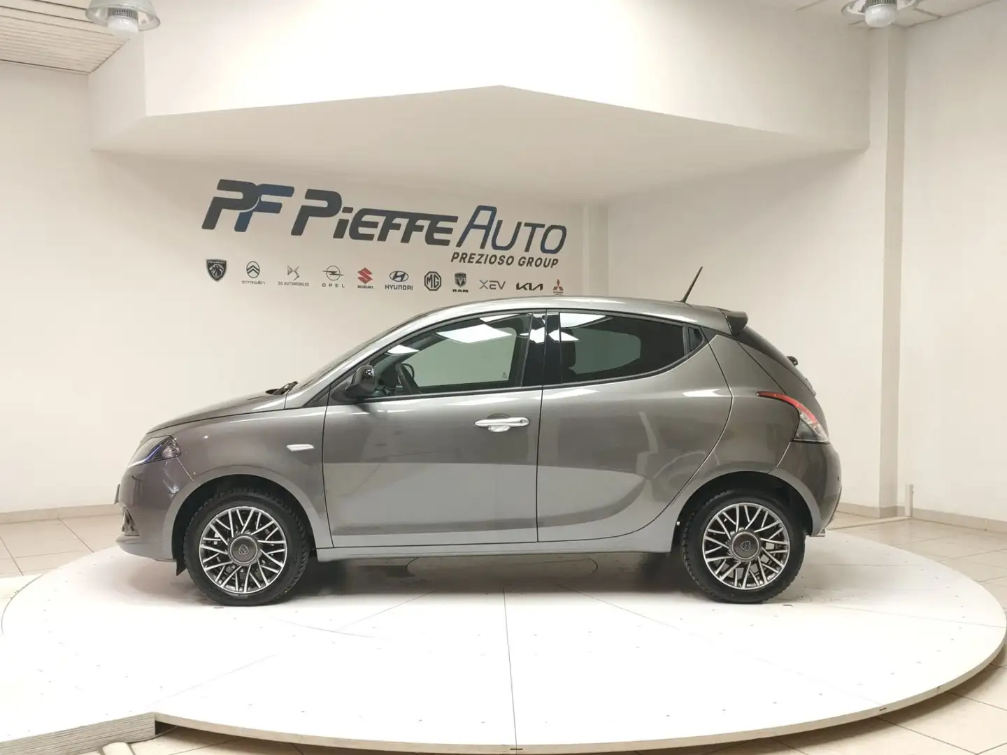Lancia Ypsilon 3ª serie - Ypsilon 1.2 69 CV 5 porte GPL Ecochic Grigio - 2