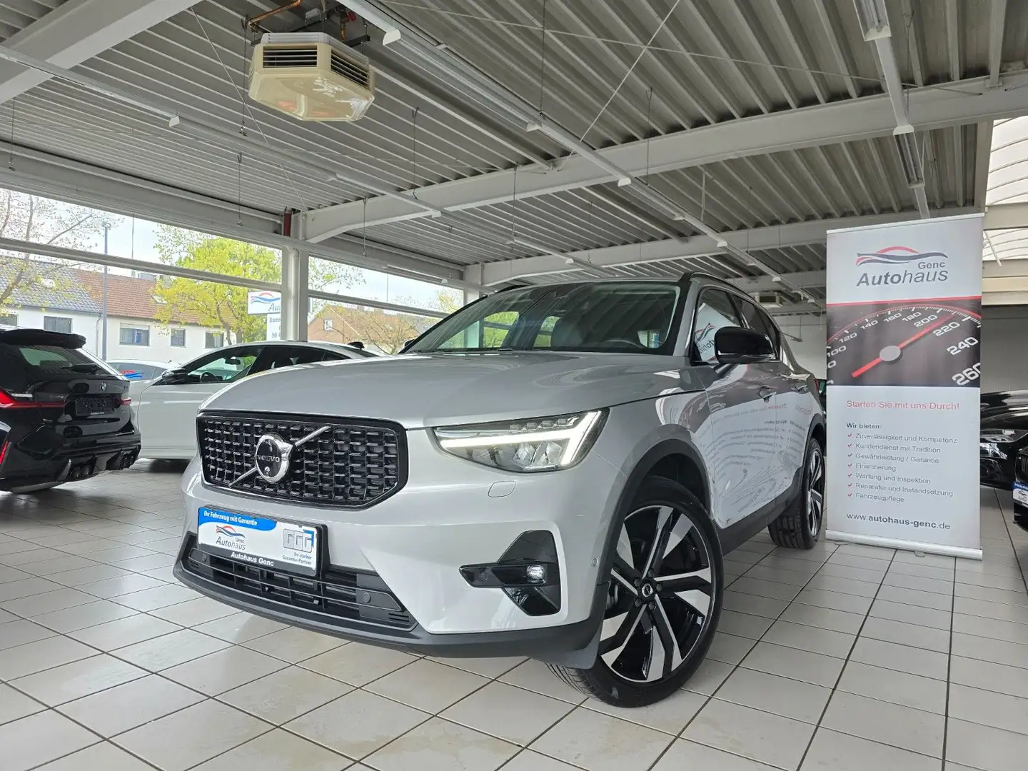 Volvo XC40 Plus Dark 2WD 8-Geartronic Panorama Silber - 1